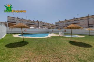 Casa adosada en Belicena. Casa adosado con mejoras y patio de 35m piscina comunitaria.