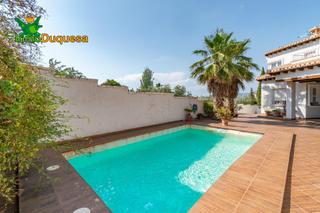 Chalet à Barrio de la Vega. Chalet casi a estrenar. te encantará.