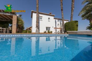 Xalet a Gójar. Chalet independiente con jardines consolidados.