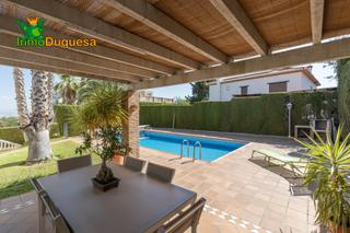 Chalet in Gójar. Gran chalet independiente en zona tranquila y con jardines conso