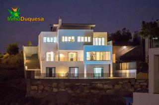 Xalet a Calle cenes de la vega 31. Chalet de diseño moderno en venta en la zubia