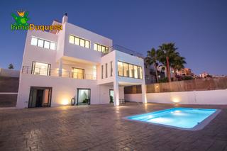 Chalet in Calle cenes de la vega 31. Chalet de diseño moderno en venta en la zubia.
