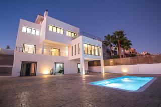 Chalet en Calle cenes de la vega 31. Chalet de diseño moderno en venta en la zubia.