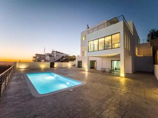 Xalet a Calle cenes de la vega 31. Chalet minimalista de diseño moderno en venta en la zubia.