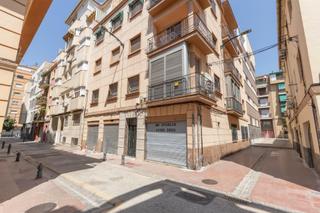 Pis a Fígares. Piso con patio  junto calle alhamar.