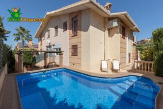 Casa aparellada a Huétor Vega. Casa pareada con piscina, en los rebites