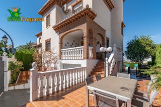Chalet in La Zubia Ciudad. Chalet en la zubia con piscina. buena comunicación.