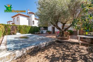 Chalet en La Zubia Ciudad. Chalet en la zubia con piscina. buena comunicación.