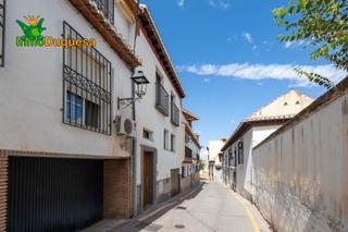 Edifici a La Zubia Ciudad. Edificio en rentabilidad. en el centro de la zubia