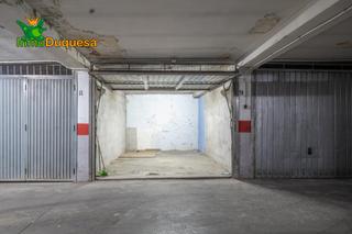 Aparcament cotxe a San Francisco Javier. Cochera cerrada junto a la avenida madrid