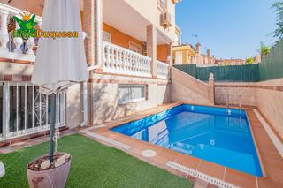 Doppelhaus in Jun. Casa pareada con piscina en el centro de jun.