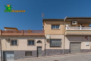 Reihenhaus in Atarfe. Casa adosada en esquina con 4 dormitorios, piscina, garaje y esp
