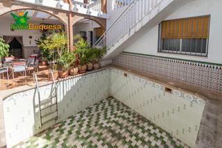 Maison jumelée à Atarfe. Casa adosada en esquina con 4 dormitorios, piscina, garaje y esp