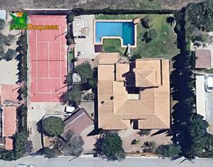 Chalet in Urbanizaciones. Gran chalet con 7 dormitorios, piscina y pista de tenis