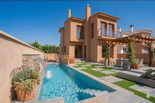 Chalet in Dílar. Chalet con piscina a 15 minutos de granada. urb. cañadas del par