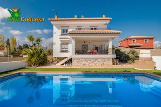 Chalet in Villa de Otura. Moderno chalet con primeras calidades en otura.