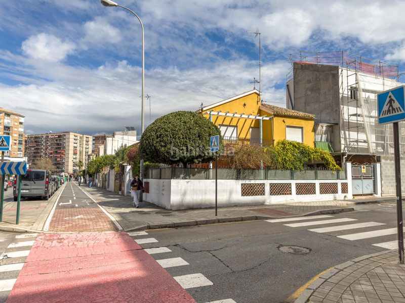 Foto f8f67894-d60e-4dbf-8ed0-0110f32ec71b. Casa aparellada a calle andres segovia 33 a Barrio de Zaidín Granada