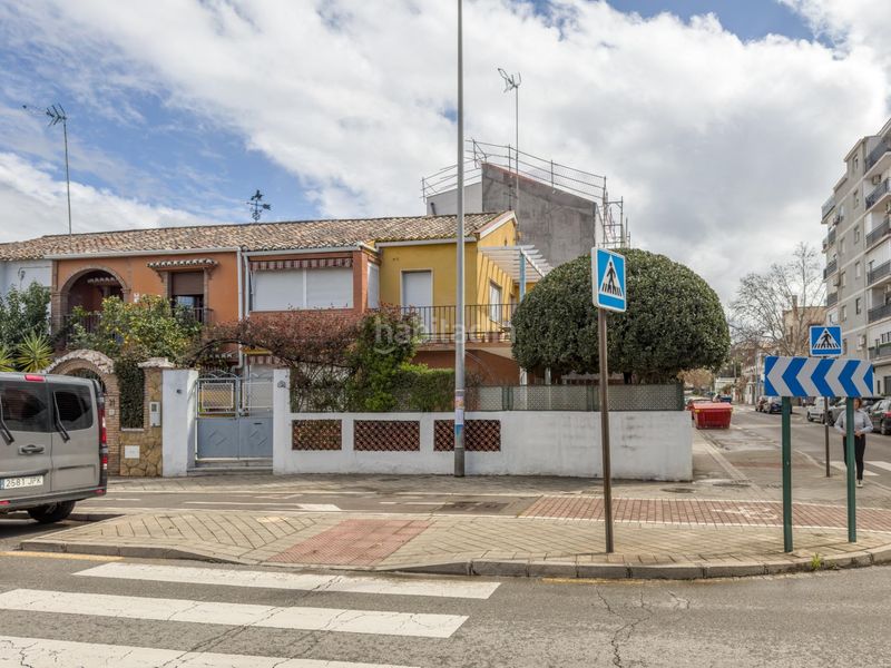 Foto fe2db724-6729-48c7-b9c7-df285e38d2f4. Casa aparellada a calle andres segovia 33 a Barrio de Zaidín Granada