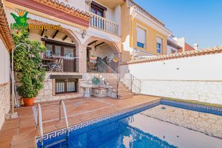 Semi detached house in La Zubia Ciudad. Casa adosada en la zubia con piscina