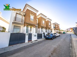 Reihenhaus in La Zubia Ciudad. Casa adosada en la zubia con patio de 29 m2.