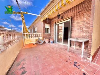 Casa adosada en San Miguel. Piso en planta alta  local comercial en planta baja. en la entra