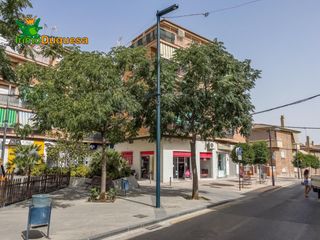 Flat  Plaza de poniente 2. Piso de 3 dorm. en armilla frente al ayuntamiento y metro.