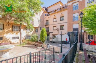 Flat in La Zubia Ciudad. Piso de 2 dormitorios y plaza de aparcamiento en la zubia.