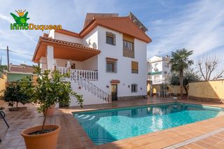 Chalet in Villa de Otura. Chalet con  dorm. en urb. molino alto en otura. con piscina
