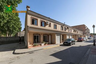 Maison jumelée à Fuente Vaqueros. Casa pareada de 3 dorm. con patio de 30 m2.