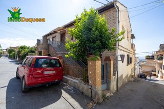 Maison jumelée à Barrio de la Vega. Casa en esquina en el barrio de monachil son 3 viviendas indepen