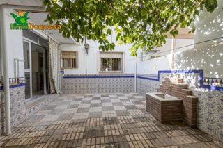 Semi detached house in Maracena. Casa de 2 plantas en el centro de maracena.