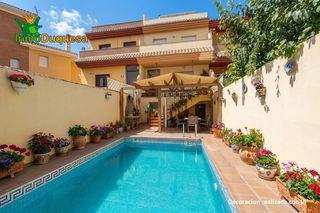 Reihenhaus in Ogíjares. Casa adosada en la entrada de ogijares. con patio de 65 m2 y pis