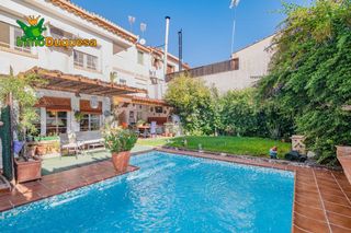 Casa adosada en Chauchina. Doble casa adosada con de 130 m2 de jardín y piscina privada. en