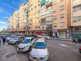 Piso en Calle angel barrios 2. Piso de 3 dorm. junto al parque federico garcia lorca.