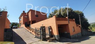 Casa  Carrer montnegre. Casa con 6 habitaciones con piscina, calefacción y vistas a la m