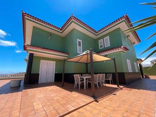 Xalet a Via del cabildo de tenerife 42a. Elegante villa en venta en candelaria