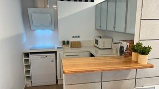 Apartament a Carrer de l'arquitecte lavèrnia 1. Luz, mar y diseño en armonía