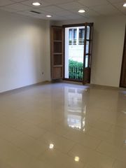 Location Bureau  Carrer de sant josep. Oficina con gran luz natural y excelente orientación"