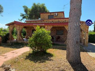 Chalet in Santa Bárbara. Chalet independiente en venta en urbanización exclusiva  ideal p