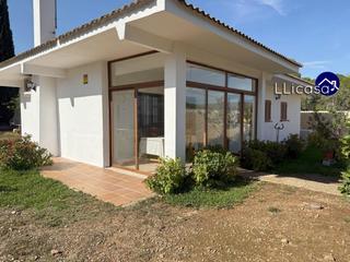 Chalet in Macastre. Descubre tu oasis en macastre chalet en la urbanización llanorel