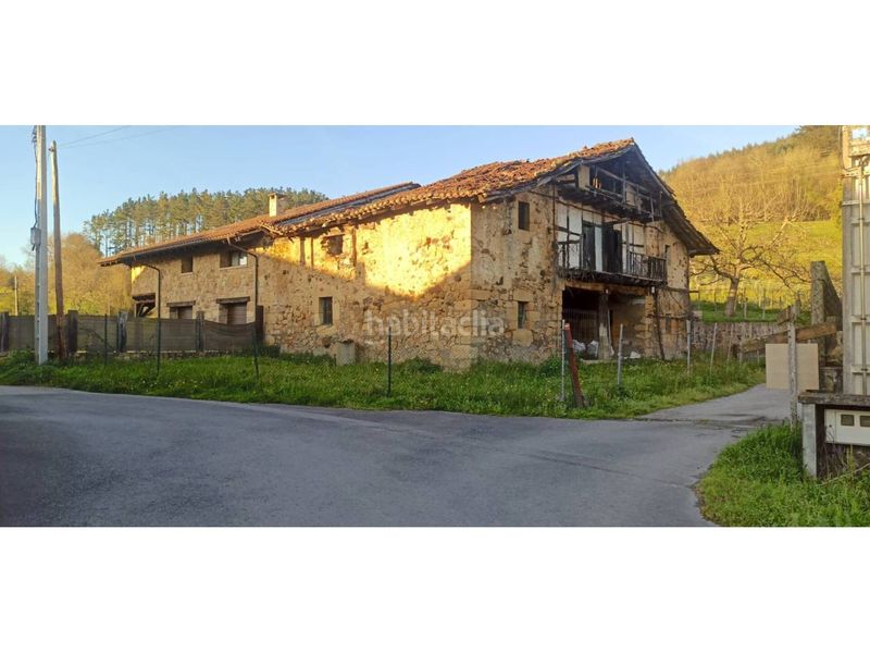 Foto e6d8ebe3-71ff-4b26-994b-80d42b33ec21. Casa aparellada a Amorebieta - Etxano
