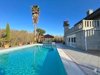 Chalet en Rasines. Impresionante chalet con piscina, jardines y vistas espectacular