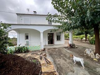 Casa a Pego. Casa de campo de 131 m2 en parcela de 2.728 m2, situada en la tr
