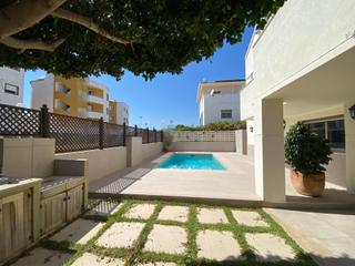 Reihenhaus in Oliva Nova. Adosado con piscina privada a 50m de la playa en oliva nova