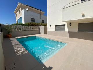 Reihenhaus in Oliva Nova. Adosado con piscina privada a 50m de la playa en oliva nova