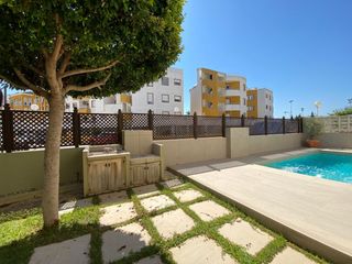 Casa adossada a Oliva Nova. Chalet con piscina privada a 50m de la playa en oliva nova