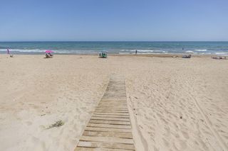 Reihenhaus in Oliva Nova. Chalet con piscina privada a 50m de la playa en oliva nova