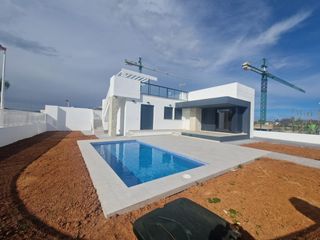Chalet  Calle diez. Villas independientes con piscina, parcela de 380 m2 y solárium