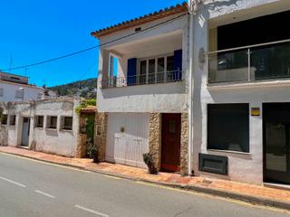 Casa  Carrer d'aigua blava. Casa de pueblo a 200m de la playa de tamariu