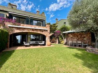 Maison jumelée à Llafranc. Exclusiva casa pareada esquinera con vistas panorámicas al mar e